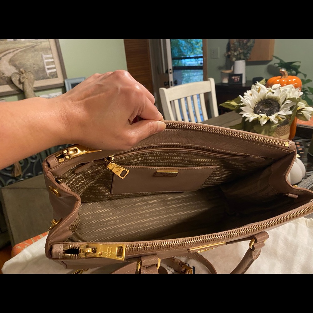Authentic Prada Saffiano Lux - Picture 14 of 16